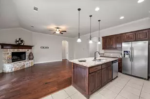 217 Cambridge St, Waxahachie, TX 75165 - Photo 2