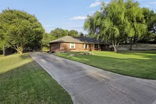 257 Willow Ridge Rd, Fort Worth, TX 76103 - Photo 2