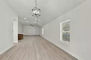807 Wyatt St, Waxahachie, TX 75165 - Photo 2