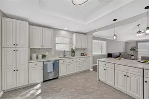 806 Creekside Dr, Euless, TX 76040 - Photo 2