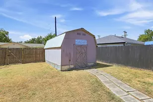 309 Elm St, Whitesboro, TX 76273 - Photo 32
