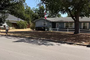 1101 W Chambers St, Cleburne, TX 76033 - Photo 14