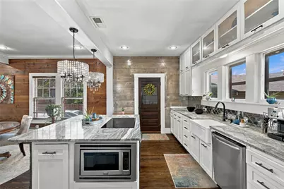 300 W College Street, Grapevine, TX 76051 - Photo 14