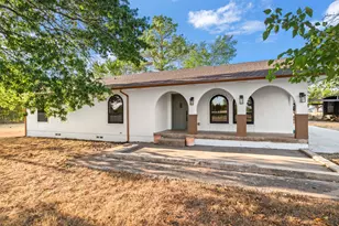 360 Rockett Ln, Pecan Hill, TX 75154 - Photo 2
