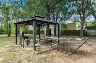 402 E Cook St, Eustace, TX 75124 - Photo 2