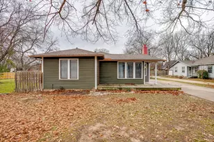406 Bellevue Dr, Cleburne, TX 76033 - Photo 1