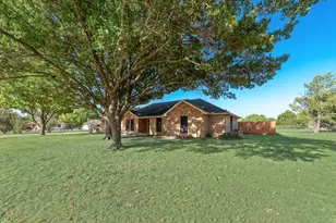 134 Deborde Cir, Red Oak, TX 75154 - Photo 2