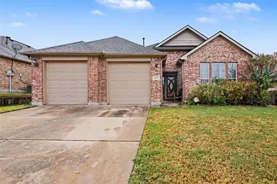 2707 Meadow Lake Drive, Grand Prairie, TX 75050 - Photo 6