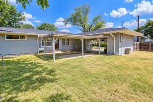 224 E 9th St, Bonham, TX 75418 - Photo 2