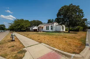 913 S Sargent St, Fort Worth, TX 76103 - Photo 2