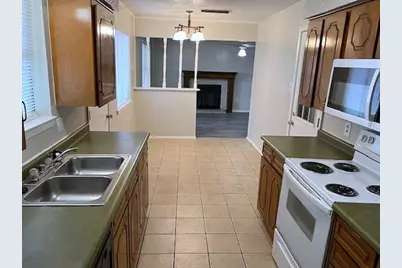 806 Phillips Drive, Ennis, TX 75119 - Photo 8