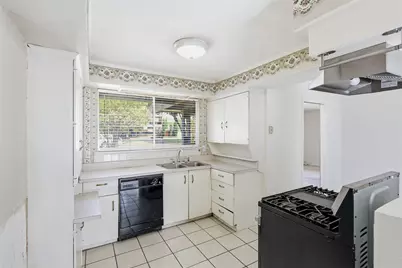1702 Bristol Court S, Irving, TX 75062 - Photo 8