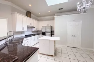 8703 StoneCrest Dr, Irving, TX 75063 - Photo 2