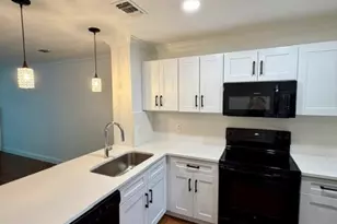 621 Carriagehouse Ln, Garland, TX 75040 - Photo 2