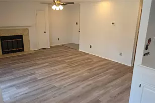 2733 Silver Creek Dr, Arlington, TX 76006 - Photo 2