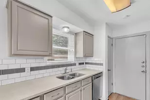 6217 Springwood Dr, Arlington, TX 76001 - Photo 10