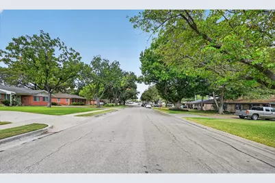 825 E Worth Street, Grapevine, TX 76051 - Photo 6
