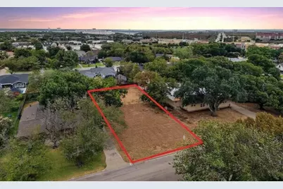 825 E Worth Street, Grapevine, TX 76051 - Photo 1
