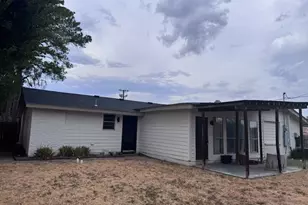 1702 Bristol Ct N, Irving, TX 75062 - Photo 2
