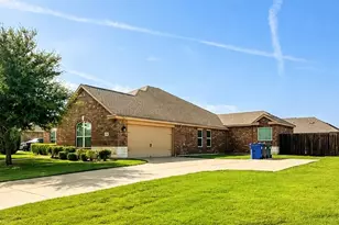 610 Milas Ln, Glenn Heights, TX 75154 - Photo 2