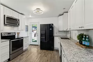 403 E Franklin St, Grapevine, TX 76051 - Photo 6