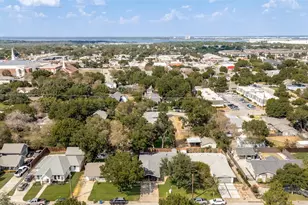 403 E Franklin St, Grapevine, TX 76051 - Photo 26