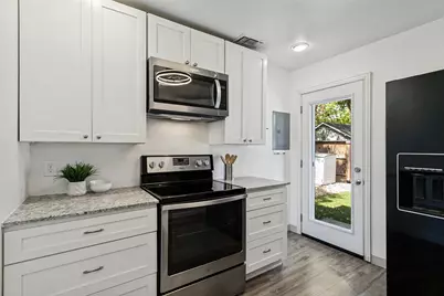403 E Franklin Street, Grapevine, TX 76051 - Photo 8