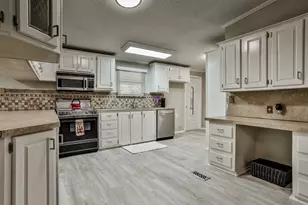 3809 Lands End Ct, Granbury, TX 76048 - Photo 2