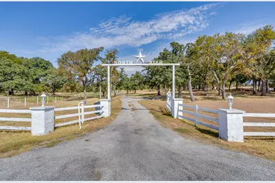 2112 Miller Court, Granbury, TX 76049 - Photo 2