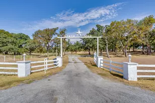 2112 Miller Ct, Granbury, TX 76049 - Photo 2