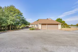 2112 Miller Ct, Granbury, TX 76049 - Photo 4