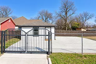 2102 E Overton Rd, Dallas, TX 75216 - Photo 1