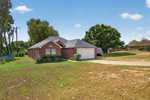304 Daisy Rd, Midlothian, TX 76065 - Photo 2