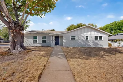 4801 Hollowbrook Road, Fort Worth, TX 76103 - Photo 2
