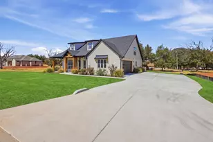2181 Middlewood Cir, Granbury, TX 76049 - Photo 2