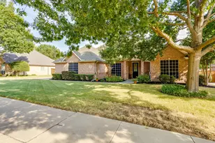 427 Shenandoah Dr, Burleson, TX 76028 - Photo 1