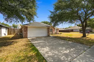 1024 Hiawatha Ct, Saginaw, TX 76131 - Photo 4