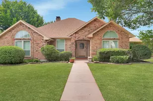 1304 Carriage Creek Dr, DeSoto, TX 75115 - Photo 4