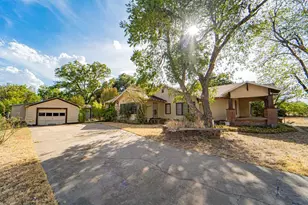 901 W Hullum St, Breckenridge, TX 76424 - Photo 4