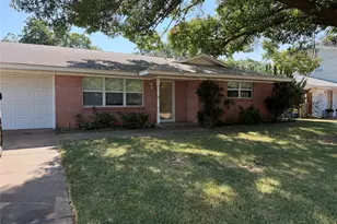 1221 Wade Hampton St, Benbrook, TX 76126 - Photo 2