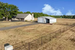 1209 Maple St, Honey Grove, TX 75446 - Photo 4