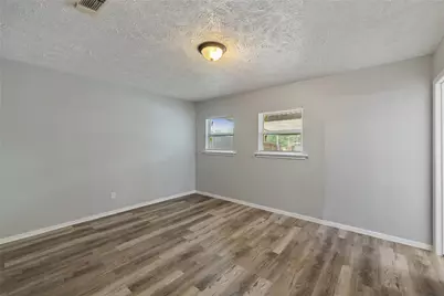 66 W Mountain Creek Drive, Grand Prairie, TX 75052 - Photo 6