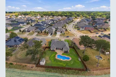 810 Woodcrest Drive, Ennis, TX 75119 - Photo 32