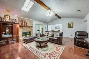 718 Southridge Ct, Grand Prairie, TX 75052 - Photo 4