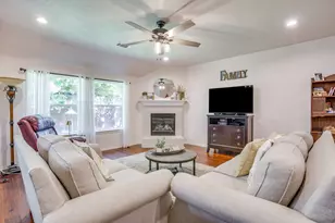 853 Royal Oak Ln, Burleson, TX 76028 - Photo 2