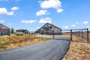 3601 Farm Land Ct, Granbury, TX 76048 - Photo 4