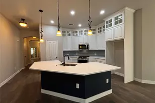 812 Ridge Point Dr, Grand Prairie, TX 75052 - Photo 8
