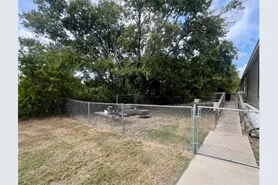806 S 3rd Street #6, Grandview, TX 76050 - Photo 2