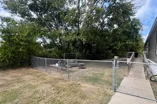 806 S 3rd St, Grandview, TX 76050 - Photo 2