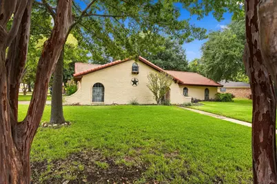 2201 Scarlet Lane, Grand Prairie, TX 75050 - Photo 2